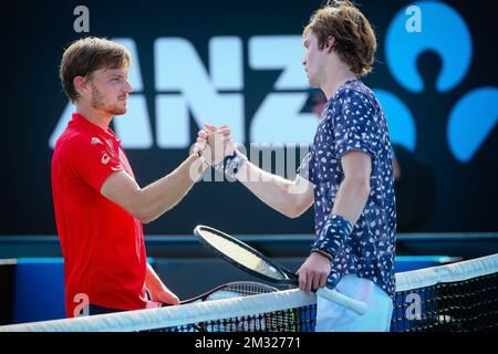 Der belgische David Goffin (ATP 11) und der russische Andrey Rublev (ATP 16) wurden nach dem Tennisspiel zwischen den beiden in der dritten Runde des Männer-Singles-Wettbewerbs beim „Australian Open“ Tennis Grand Slam am Samstag, den 25. Januar 2020 in Melbourne, Australien, abgebildet. Stockfoto