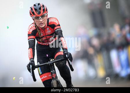 Dutch Denise Betsema überquert die Ziellinie beim Kasteelcross Cyclocross Women Elite-Rennen am Samstag, den 25. Januar 2020 in Zonnebeke. BELGA FOTO DAVID STOCKMAN Stockfoto