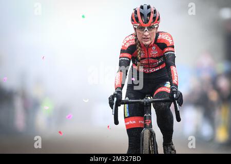 Dutch Denise Betsema überquert die Ziellinie beim Kasteelcross Cyclocross Women Elite-Rennen am Samstag, den 25. Januar 2020 in Zonnebeke. BELGA FOTO DAVID STOCKMAN Stockfoto