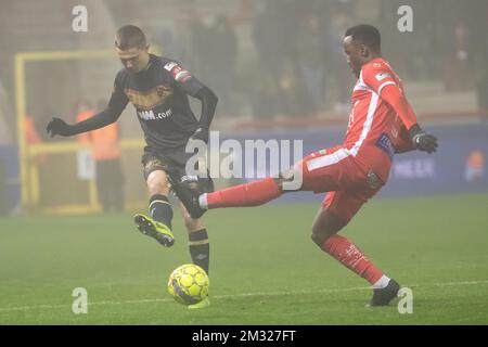 Wolke Janssens und Fabrice Olinga von Mouscron kämpfen bei einem Fußballspiel zwischen RE Mouscron und STVV Sint-Truiden um den Ball, Samstag, den 25. Januar 2020 in Mouscron, am 23. Tag der belgischen Fußballmeisterschaft „Jupiler Pro League“ 2019-2020. BELGA FOTO KURT DESPLENTER Stockfoto