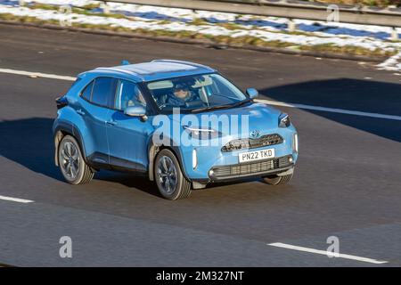 2022 Blue TOYOTA YARIS CROSS EXCEL HEV DYNAMIC 1490CC HYBRID Electric 6-Gang-Automatikgetriebe; Autos, die an einem kalten Wintermorgen nach nächtlicher Frost reisen. Winter niedrige Temperaturen mit Frost im Dezember und kalte Fahrbedingungen auf der Autobahn M61, Großbritannien Stockfoto