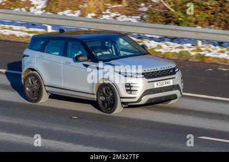 2019 Silver LAND ROVER, RANGE ROVER EVOQUE R-DYN S D Ein DYNAMISCHER SE 1999cc Diesel-SUV; Autos, die an einem kalten Wintermorgen nach nächtlicher Frost unterwegs sind. Winter niedrige Temperaturen mit Frost im Dezember und kalte Fahrbedingungen auf der Autobahn M61, Großbritannien Stockfoto