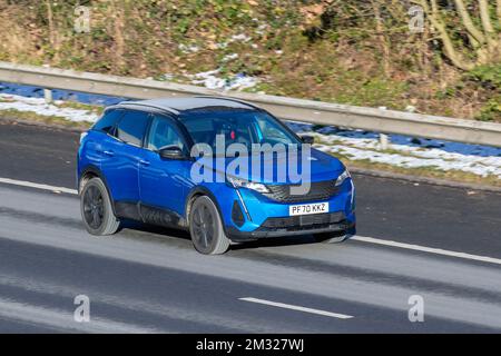 2021 PEUGEOT 3008 GT PURETECH S/S Start-Stopp 1200cc Benzinmotor mit 6-Gang-Schaltgetriebe. Autos, die an einem kalten Wintermorgen nach einem nächtlichen Frost unterwegs sind. Winter niedrige Temperaturen mit Frost im Dezember und kalte Fahrbedingungen auf der Autobahn M61, Großbritannien Stockfoto