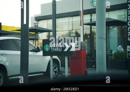 Starbucks Drive-Thru-Schild, Starbucks-Schild in der Innenstadt. Saudi-Arabien. Stockfoto