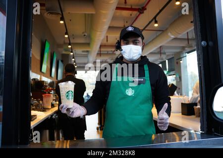 Starbucks Mitarbeiter geben Befehle am Drive-in. Saudi-Arabien, Khobar Stockfoto