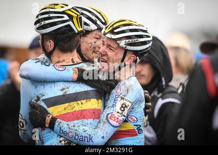 Belgischer Emiel Verstrynge, belgischer Lennert Belmans und belgischer Thibau Nys, abgebildet nach dem Herrenrenrenrenrenrenrenrenrennen U19 bei der Cyclocross-Weltmeisterschaft in Dubendorf, Schweiz, Sonntag, 02. Februar 2020. BELGA FOTO DAVID STOCKMAN Stockfoto