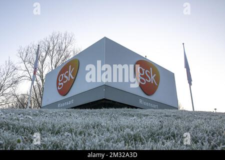 Abbildung zeigt das Logo von GSK im Vorfeld einer Mitarbeiterversammlung des GSK Vaccines and Pharmaceutical Company im GSK GlaxoSmithKline Biologicals Werk der Gruppe, am Freitag, den 07. Februar 2020 in Rixensart. Dem Vernehmen nach bedroht ein Reformplan 720 Arbeitsplätze. BELGA FOTO HATIM KAGHAT Stockfoto