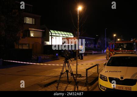 Sicherheitsperimeter im Haus des NVA-Vorsitzenden Bart De Wever, Freitag, 7. Februar 2020. FOTO HANNES JANSSEUNE zum Bild des Belga-Artikels 'N-VA-voorzitter Bart De Wever heeft thuis een verdachte Brief met een wit Poeder erin ontvangen. DAT zegt de lokale politie. De civiele bescherming komt ter plaatse.', 07/02/2020 22:28, ANTWERPEN. BESTE VERFÜGBARE QUALITÄT - BELGA FOTO TIJS VANDERSTAPPEN Stockfoto