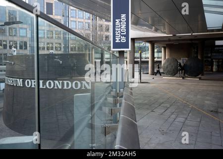 Eine Landschaft aus Betonwegen und Architektur im jetzt geschlossenen Museum of London am westlichen Ende der London Wall, bevor es am 14.. Dezember 2022 nach Smithfield in der City of London, dem historischen und finanziellen Viertel der Hauptstadt, in London, England, verlegt wurde. Das Museum of London befindet sich seit 1976 an diesem Ort am Nettlesham Court EC2, wird aber 2026 als London Museum in West Smithfield wiedereröffnet. Stockfoto