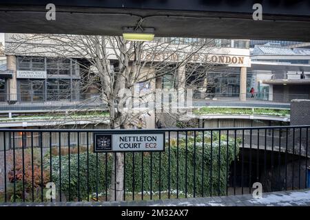 Eine Landschaft aus Betonwegen und Architektur im jetzt geschlossenen Museum of London am westlichen Ende der London Wall, bevor es am 14.. Dezember 2022 nach Smithfield in der City of London, dem historischen und finanziellen Viertel der Hauptstadt, in London, England, verlegt wurde. Das Museum of London befindet sich seit 1976 an diesem Ort am Nettlesham Court EC2, wird aber 2026 als London Museum in West Smithfield wiedereröffnet. Stockfoto