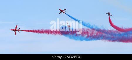 Torbay Airshow, Devon, England: Das RAF Red Arrow Ausstellungsteam bricht die Formation mit rotem, weißem und blauem Rauchdampf. Stockfoto