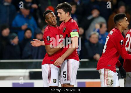 Das Anthony Martial von Manchester United feiert mit Harry Maguire, Kapitän von Manchester United, nachdem er in Brügge, Donnerstag, den 20. Februar 2020, bei einem Spiel der UEFA Europa League 1/16 zwischen dem belgischen Fußballverein Club Brügge und dem englischen Verein Manchetser United ein Tor geschossen hat. BELGA FOTO BRUNO FAHY Stockfoto