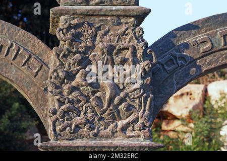 JERUSALEM, ISRAEL - 24. SEPTEMBER 2017: Dies ist ein Bruchteil der Menorah Knesset und das Bild des Warschauer Ghetto-Aufstands. Stockfoto