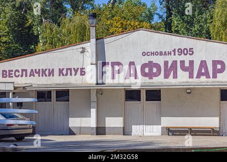 Belgrad, Serbien - 04. Oktober 2021: Ruwing Club Graficar Building am Ada-See seit 1905. Stockfoto