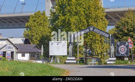 Belgrad, Serbien - 04. Oktober 2021: Eingangstor zum Ruderclub Partizan am Ada-See. Stockfoto