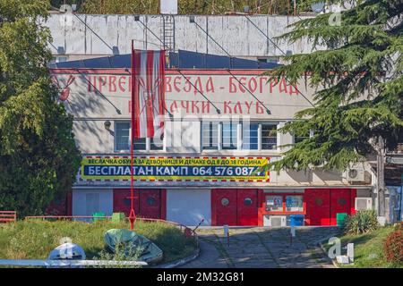 Belgrad, Serbien - 04. Oktober 2021: Rowing Club Red Star Building am Ada-See. Stockfoto