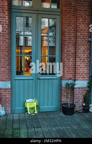 Abbildung zeigt eine Tür, an der eine Tasche mit Essen steht, in einem Haus in Mechelen am Freitag, den 13. März 2020. Die Bundesregierung hat gestern neue Maßnahmen angekündigt, um die Ausbreitung von Covid-19 zu stoppen. Restaurants und Cafés sind geschlossen, der Schulunterricht ist ab Montag ausgesetzt. Sport- und Freizeitveranstaltungen werden gestrichen. BELGA FOTO CHARLOTTE GEKIERE Stockfoto