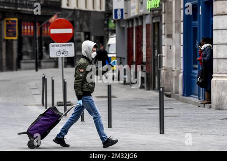 Abbildung zeigt Menschen mit Mundmasken im Stadtzentrum von Brüssel, Freitag, den 20. März 2020. Ab März 18. werden neue Maßnahmen ergriffen, um die Ausbreitung der COVID-19-Pandemie zu verhindern. In Belgien sind bisher 2257 Menschen infiziert. BELGA FOTO DIRK WAEM Stockfoto