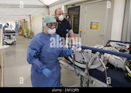 Medizinisches Personal in der „Coronavirus-Einheit“ des CHU-Krankenhauses in Lüttich, Mittwoch, 25. März 2020. Ab März 18. werden neue Maßnahmen ergriffen, um die Ausbreitung der COVID-19-Pandemie zu verhindern. In Belgien sind bisher 4937 Menschen infiziert. BELGA-FOTOPOOL OLIVIER HOSLET Stockfoto