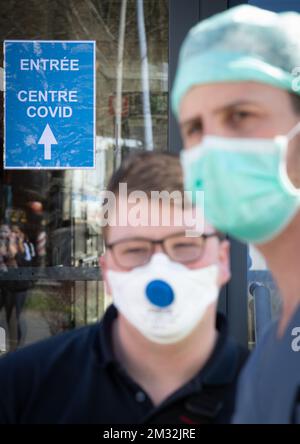 Abbildung zeigt medizinisches Personal mit Mundmasken in einem Covid-Dorf, die Begrüßungsstrukturen auf dem Gelände der Brüyeres der Lüttich CHU, in Lüttich, Mittwoch, 25. März 2020. Ab März 18. werden neue Maßnahmen ergriffen, um die Ausbreitung der COVID-19-Pandemie zu verhindern. In Belgien sind bisher 4937 Menschen infiziert. BELGA FOTO BENOIT DOPPPAGNE Stockfoto