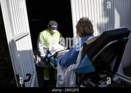 Krankenwagenfahrer Hugo, der für das Ambulanzzentrum Antwerpen arbeitet und für den Transport der Covid-19-Patienten verantwortlich ist, bringt Jeanne, eine 88-jährige, geheilte Covid-19-Patientin, am Freitag, den 27. März 2020 in Antwerpen nach Hause. Ab März 18. werden neue Maßnahmen ergriffen, um die Ausbreitung der COVID-19-Pandemie zu verhindern. In Belgien sind bisher 7284 Menschen infiziert. BELGA FOTO DIRK WAEM Stockfoto