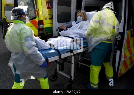 Krankenwagenfahrer Hugo und Chris fotografierten auf der AZ Nikolaas in Sint-Niklaas, die für das Ambulance Centrum Antwerpen arbeiten und für den Transport von Jeanne, einer geheilten 88-jährigen Covid-19-Patientin, in Antwerpen verantwortlich sind, Freitag, den 27. März 2020. Ab März 18. werden neue Maßnahmen ergriffen, um die Ausbreitung der COVID-19-Pandemie zu verhindern. In Belgien sind bisher 7284 Menschen infiziert. BELGA FOTO DIRK WAEM Stockfoto