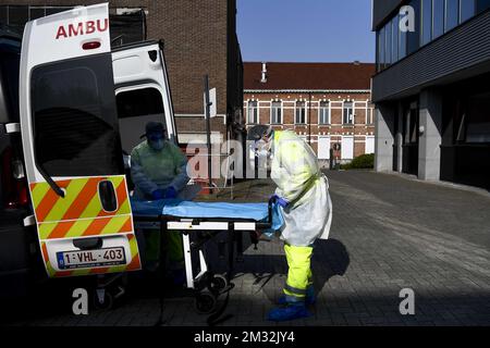 Die Krankenwagenfahrer Hugo und Chris bereiten eine Trage im for Ambulance Centrum Antwerpen vor, die für den Transport von Jeanne, einer geheilten 88-jährigen Covid-19-Patientin, in Antwerpen, Freitag, den 27. März 2020, zuständig ist. Ab März 18. werden neue Maßnahmen ergriffen, um die Ausbreitung der COVID-19-Pandemie zu verhindern. In Belgien sind bisher 7284 Menschen infiziert. BELGA FOTO DIRK WAEM Stockfoto