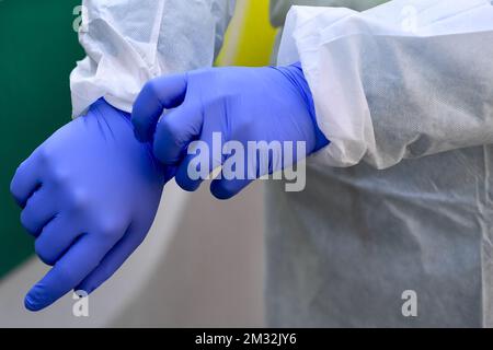 Der Krankenwagenfahrer Hugo trägt Schutzhandschuhe. Er arbeitet für das Ambulance Centrum Antwerpen, zuständig für den Transport von Covid-19-Patienten, in Antwerpen, Freitag, den 27. März 2020. Ab März 18. werden neue Maßnahmen ergriffen, um die Ausbreitung der COVID-19-Pandemie zu verhindern. In Belgien sind bisher 7284 Menschen infiziert. BELGA FOTO DIRK WAEM Stockfoto