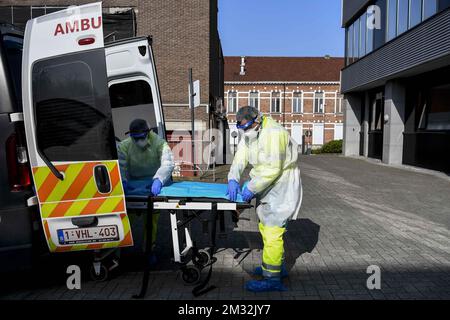 Krankenwagenfahrer Chris und Hugo bereiten eine Trage vor, während sie sich für den Transport eines Patienten vorbereiten. Sie arbeiten für das Ambulance Centrum Antwerpen, das für den Transport von Covid-19-Patienten zuständig ist, in Antwerpen, Freitag, den 27. März 2020. Ab März 18. werden neue Maßnahmen ergriffen, um die Ausbreitung der COVID-19-Pandemie zu verhindern. In Belgien sind bisher 7284 Menschen infiziert. BELGA FOTO DIRK WAEM Stockfoto