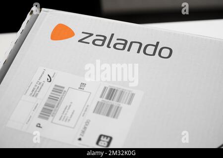 Abbildung zeigt ein Paket des europäischen E-Commerce-Unternehmens Zalando, Montag, 30. März 2020, in Brüssel. BELGA FOTO LAURIE DIEFFEMBACQ Stockfoto