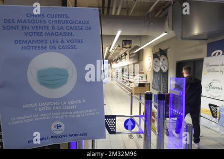 Abbildung zeigt ein Bild, um Kunden zu erklären, dass medizinische Gesichtsmasken an der Kasse angefordert werden müssen, da chirurgische Masken ab heute in Belgien, hier in Evere Carrefour Hypermarkt, Brüssel, Dienstag, 05. Mai 2020 verkauft werden können. Belgien befindet sich in der achten Woche der Gefangenschaft, aber auch in der Woche der Stufe 1A des Dekonfinationsplans in der anhaltenden Coronavirus-Krise. BELGA FOTO LAURIE DIEFFEMBACQ Stockfoto