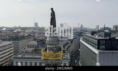 Dieses Luftbild zeigt die Statue von König Leopold I. auf der Kongresssäule, den Ort einer Zeremonie mit König Philippe - Filip von Belgien und Königin Mathilde von Belgien anlässlich des 75.. Jahrestages des Endes des Zweiten Weltkriegs in Europa, Am 08. Mai 2020 am Grab des Monuments des unbekannten Soldaten in Brüssel. BELGA PHOTO DIRK WAEM - ERIC LALMAND Stockfoto