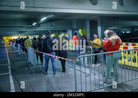 Das Abbildungsbild zeigt viele Menschen, die die Entfernungen respektieren, während sie am Montag, den 11. Mai 2020, vor dem Eingang von IKEA Anderlecht auf dem Parkplatz in der Region Brüssel warten. Belgien geht in seine neunte Woche der Gefangenschaft. Phase 1B des Dekonfinationsplans beginnt in der laufenden Coronavirus-Krise. Alle Geschäfte können wieder geöffnet werden, und mehr Menschen können wieder an die Arbeit zurückkehren. BELGA FOTO THIERRY ROGE Stockfoto
