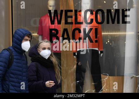 Das Abbildungsbild zeigt zwei Personen mit Masken, die am Montag, den 11. Mai 2020, an einem Fenster vorbeifahren, an dem die Nachricht „Welcome Back“ in der Meir-Einkaufsstraße im Stadtzentrum von Antwerpen angezeigt wird. Belgien geht in seine neunte Woche der Gefangenschaft. Phase 1B des Dekonfinationsplans beginnt in der laufenden Coronavirus-Krise. Alle Geschäfte können wieder geöffnet werden, und mehr Menschen können wieder an die Arbeit zurückkehren. BELGA FOTO DIRK WAEM Stockfoto