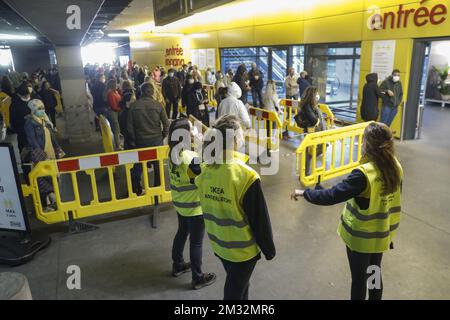Das Abbildungsbild zeigt viele Menschen, die die Entfernungen respektieren, während sie am Montag, den 11. Mai 2020, vor dem Eingang von IKEA Anderlecht auf dem Parkplatz in der Region Brüssel warten. Belgien geht in seine neunte Woche der Gefangenschaft. Phase 1B des Dekonfinationsplans beginnt in der laufenden Coronavirus-Krise. Alle Geschäfte können wieder geöffnet werden, und mehr Menschen können wieder an die Arbeit zurückkehren. BELGA FOTO THIERRY ROGE Stockfoto