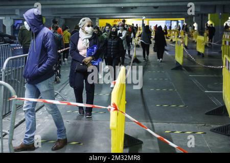 Das Abbildungsbild zeigt viele Menschen, die die Entfernungen respektieren, während sie am Montag, den 11. Mai 2020, vor dem Eingang von IKEA Anderlecht auf dem Parkplatz in der Region Brüssel warten. Belgien geht in seine neunte Woche der Gefangenschaft. Phase 1B des Dekonfinationsplans beginnt in der laufenden Coronavirus-Krise. Alle Geschäfte können wieder geöffnet werden, und mehr Menschen können wieder an die Arbeit zurückkehren. BELGA FOTO THIERRY ROGE Stockfoto