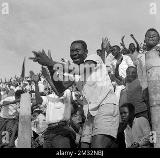 19600701 Uhr - LEOPOLDVILLE, KONGO: Eine Menge Kongolesen sehen die Feierlichkeiten zum Unabhängigkeitstag im King Baudouin Stadium am 01. Juli 1960 in Leopoldville, Kongo. (Belga-Archiv) Stockfoto
