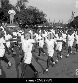 19600701 - LEOPOLDVILLE, KONGO: Kongolesische Schüler marschieren am belgischen König Baudouin und dem Präsidenten des Kongo Joseph Kasa Vubu bei einer Feier anlässlich der Unabhängigkeit der Republik Kongo von Belgien am 1.. Juli 1960 in Leopoldville, Kongo vorbei. (Belga-Archiv) Stockfoto