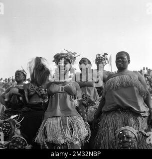 19600701 Uhr - LEOPOLDVILLE, KONGO: Eine Menge Kongolesen sehen die Feierlichkeiten zum Unabhängigkeitstag im King Baudouin Stadium am 01. Juli 1960 in Leopoldville, Kongo. (Belga-Archiv) Stockfoto