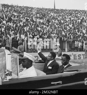 19600630 - LEOPOLDVILLE, KONGO: Der Präsident der Republik Kongo Joseph Kasa-Vubu winkt der Menge am 1. Juli 1960 in Leopoldville, Kongo, einen Tag nach seinem Amtsantritt als Präsident zu. (Belga-Archiv) Stockfoto