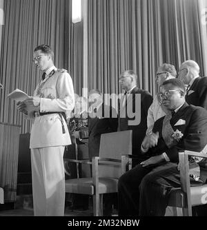 19600630 - LEOPOLDVILLE, KONGO: Belgischer König Baudouin hält eine Rede während der offiziellen Übergabe an den kongolesischen Präsidenten Joseph Kasa-Vubu am 30. Juni 1960 in Leopoldville, Kongo. (Belga-Archiv) Stockfoto