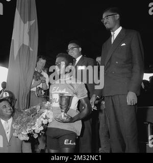 19600630 – LEOPOLDVILLE, KONGO: Der Präsident der Republik Kongo Joseph Kasa-Vubu verleiht einem Radfahrer seine Medaille während der Feierlichkeiten zum Unabhängigkeitstag am 1. Juli 1960 im King-Baudouin-Stadion in Leopoldville. (Belga-Archiv) Stockfoto