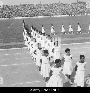 19600701 - LEOPOLDVILLE, KONGO: Kongolesische Künstler bei einer Feier anlässlich der Unabhängigkeit der Republik Kongo von Belgien am 1.. Juli 1960 im King Baudouin Stadium in Leopoldville, Kongo. (Belga-Archiv) (Belga-Archiv) Stockfoto