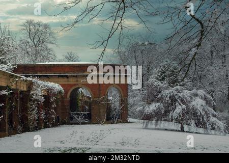 An einem winterlichen Morgen verschneit die Sun Pavilion Colonnade und die Bäume in den Valley Gardens, Harrogate, North Yorkshire, England, Großbritannien. Stockfoto