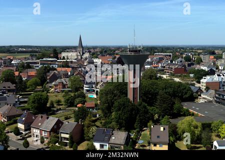 Dieses Luftbild zeigt den Wasserturm in Asse, Freitag, den 29. Mai 2020. Aufgrund der extrem trockenen Monate befindet sich der Grundwasserstand bereits vor Beginn des Sommers auf einem kritischen Tiefstand. April und Mai waren die trockensten Monate seit Beginn der Erfassung von Wetterdaten. BELGA FOTO ERIC LALMAND Stockfoto