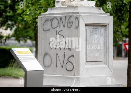 Das Abbildungsbild zeigt den rechtsextremen Slogan „Congo is van Ons“ (Kongo ist unser) auf einer Statue von König Leopold II. Von Belgien, Donnerstag, den 04. Juni 2020 in Ekeren, Antwerpen, das gestern Abend in Brand gesetzt wurde. Die Statue scheint nach ihrer Vernichtung irreparabel zu sein, eine Protestaktion inmitten der Diskussionen, alle Leopold 2 Statuen wegen der Missetaten in seiner ehemaligen Kolonie Kongo zu entfernen. BELGA FOTO JONAS ROOSENS Stockfoto