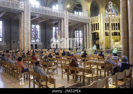 Abbildung zeigt Gläubige während der Morgenmesse um neun Uhr an einem Montag, der erste, der hundert Personen in der Nationale Basiliek van het Heilig Hart - Basilique Nationale du Sacre-Coeur de Bruxelles - Nationalbasilika des Heiligen Herzens in Koekelberg, Brüssel, Montag, 08. Juni 2020, aufnehmen kann. Es ist der erste Tag der dritten Phase der Dekonfination in Belgien und hundert Menschen können sich an Kultplätzen versammeln. BELGA FOTO THIERRY ROGE Stockfoto