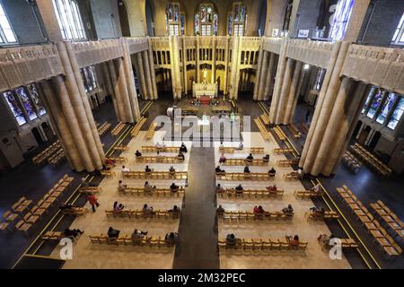 Abbildung zeigt Gläubige während der Morgenmesse um neun Uhr an einem Montag, der erste, der hundert Personen in der Nationale Basiliek van het Heilig Hart - Basilique Nationale du Sacre-Coeur de Bruxelles - Nationalbasilika des Heiligen Herzens in Koekelberg, Brüssel, Montag, 08. Juni 2020, aufnehmen kann. Es ist der erste Tag der dritten Phase der Dekonfination in Belgien und hundert Menschen können sich an Kultplätzen versammeln. BELGA FOTO THIERRY ROGE Stockfoto