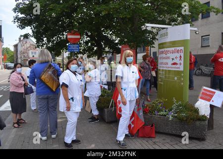 Personal des Krankenhauses Virga Jesse im Außenbereich während einer Gewerkschaftsaktion der BBTK Limburg am Freitag, den 12. Juni 2020, in Hasselt. BELGA FOTO JORIS VLIEGEN Stockfoto