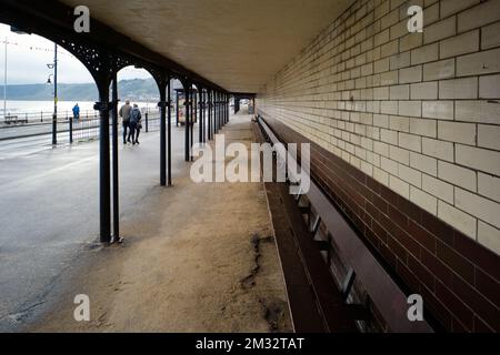 Ein viktorianischer Unterschlupf am Meer mit braunen und cremefarbenen Fliesen in Scarborough an einem Wintertag Stockfoto